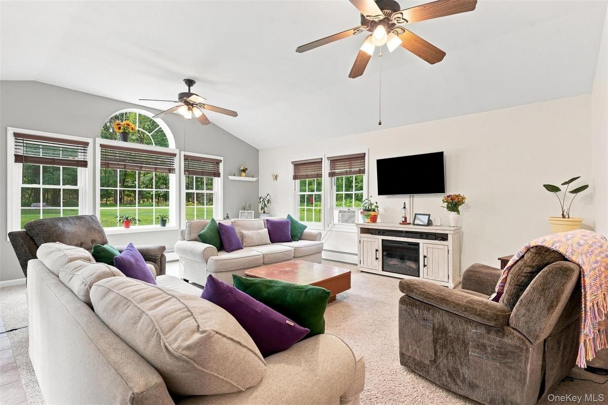 Bright & welcoming room surrounded by large windows
