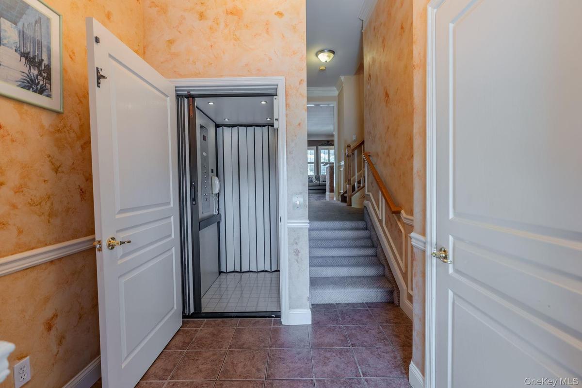 Foyer w/elevator
