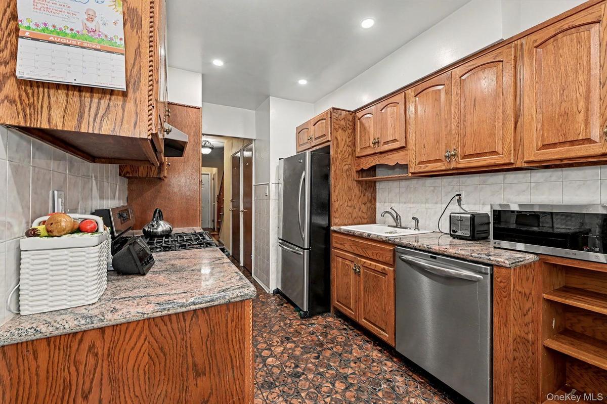 Granite counters and stainless steel appliances