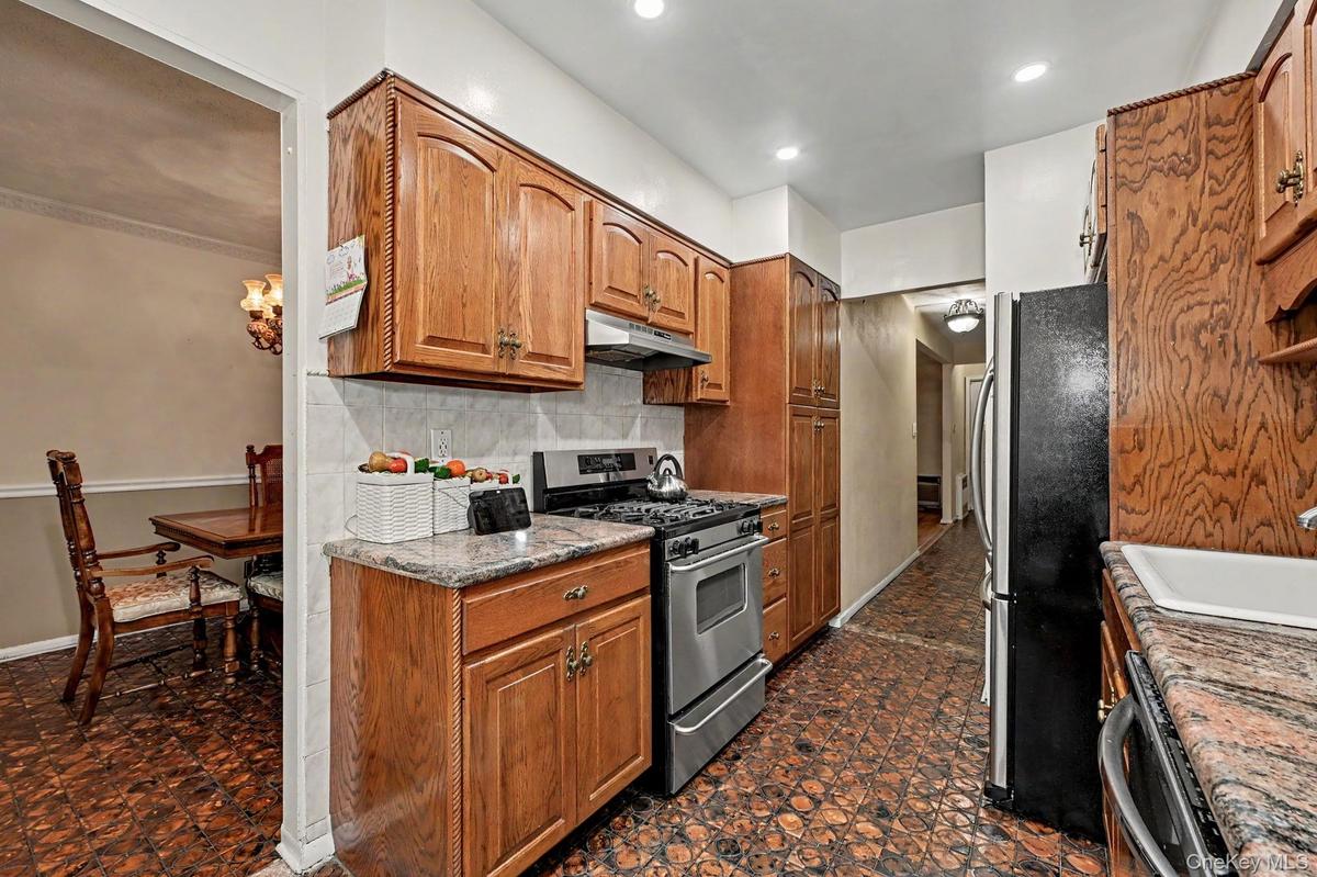 Dine in kitchen