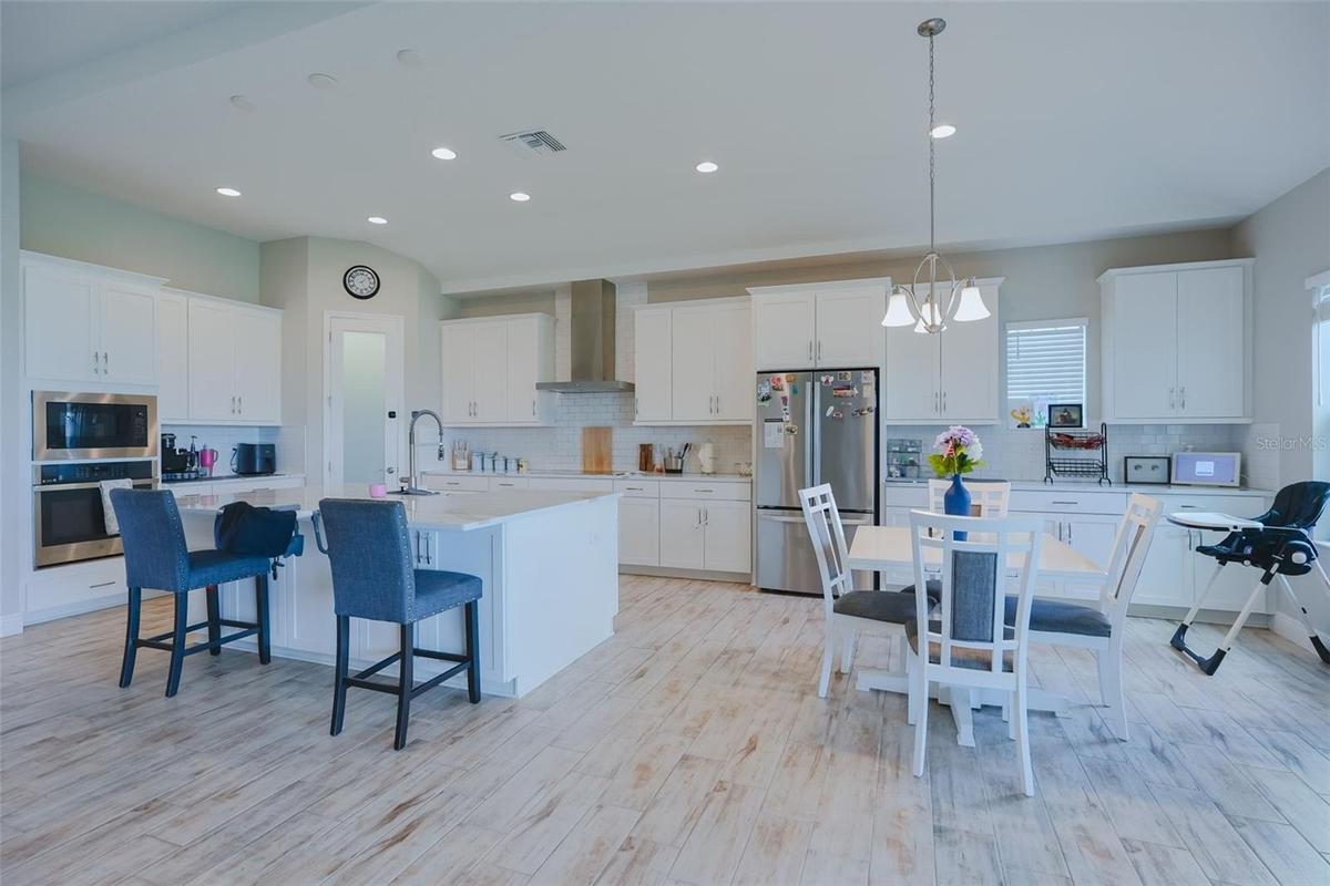 Kitchen & Breakfast area