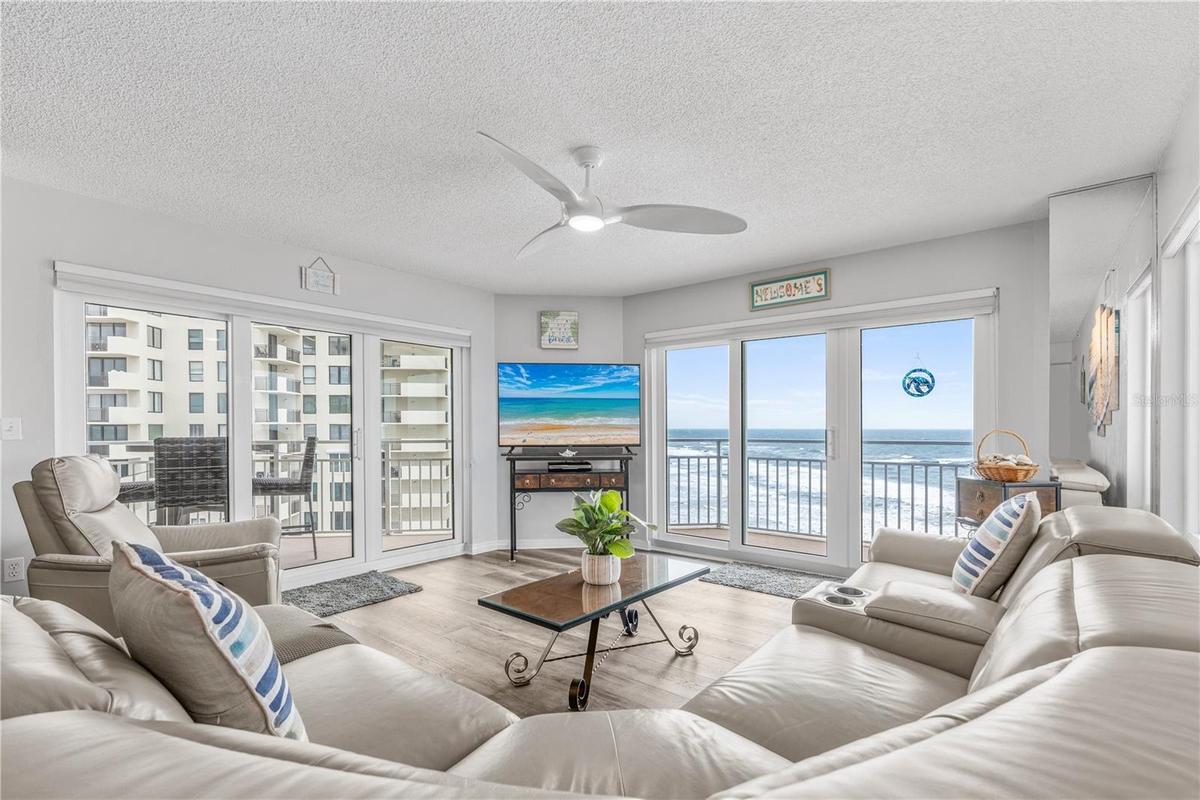 Living with wrap balconny NE VIEW