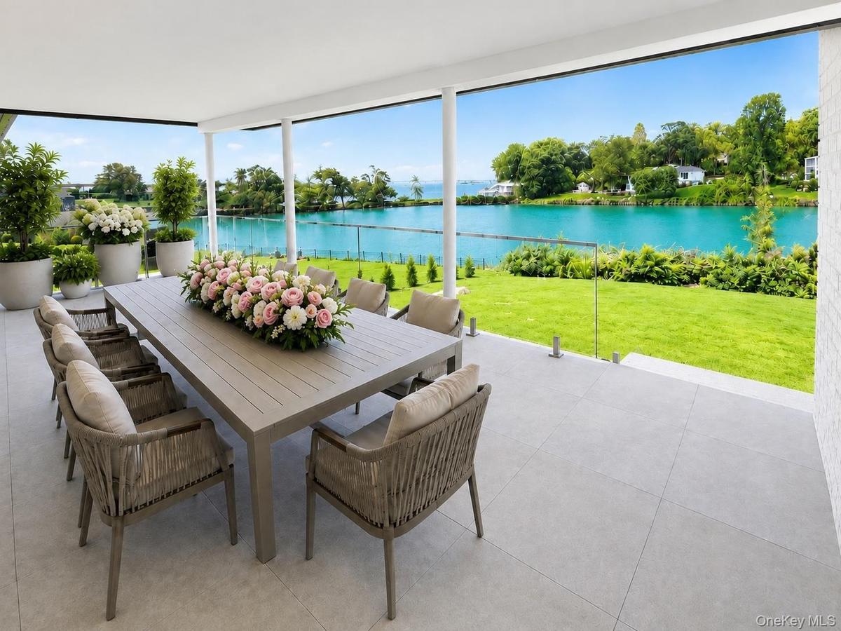 Beautiful New Large Balcony overlooking Saddle Rock and New York City