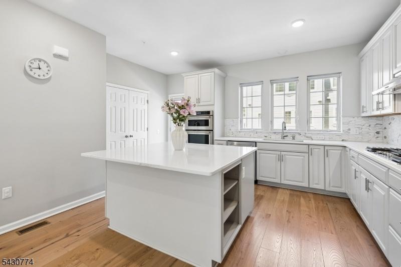 Eat-in kitchen
