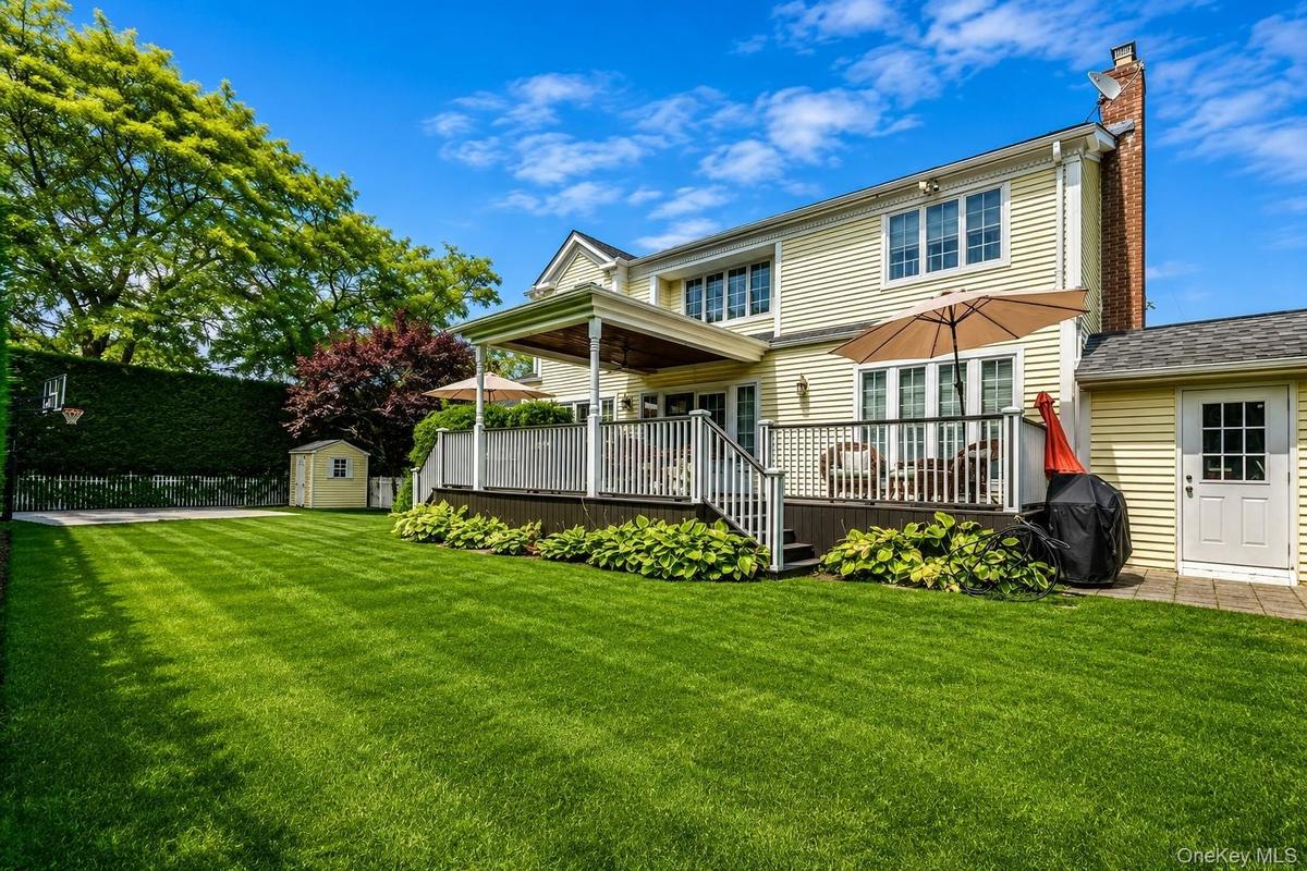Great backyard setting great for entertaining