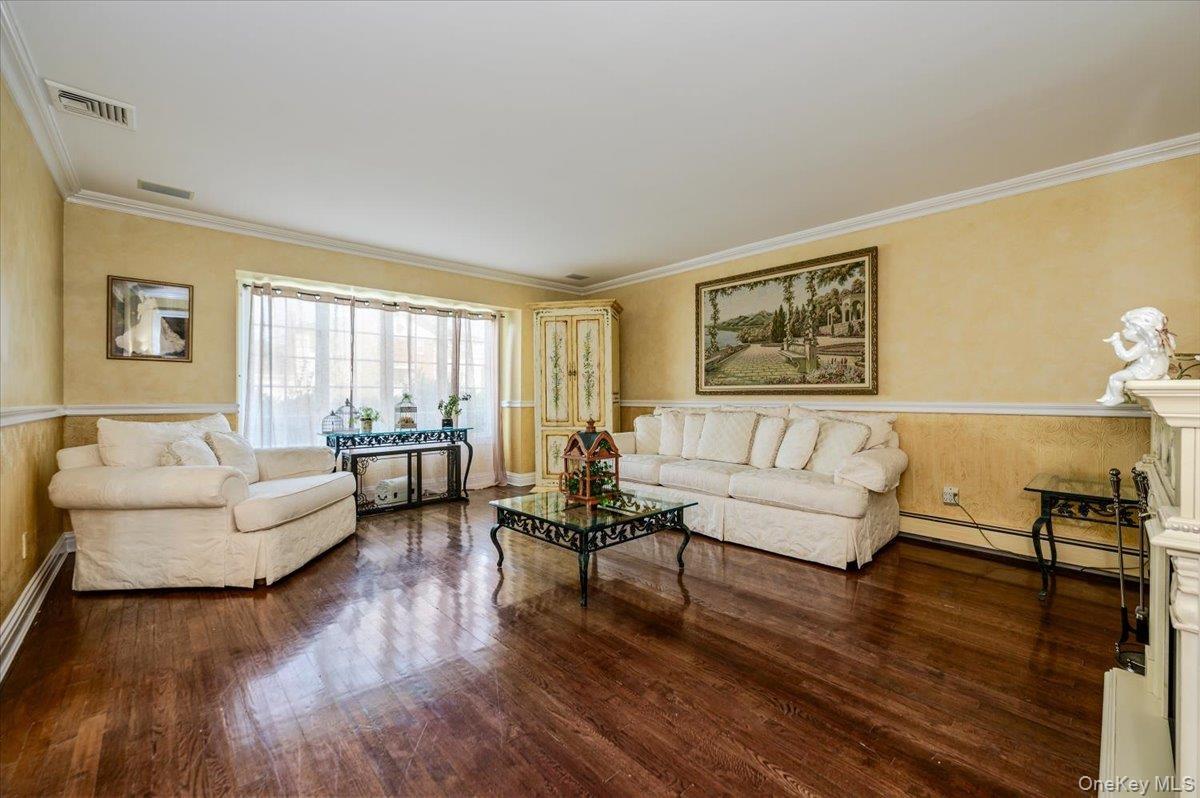 Great for Entertaining, beautiful Hardwood Floors