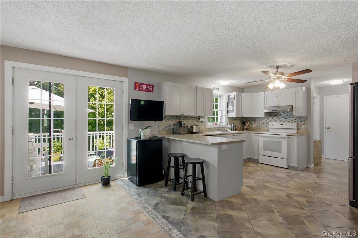 Spacious & Bright Kitchen with Breakfast nook and French doors to trex deck
