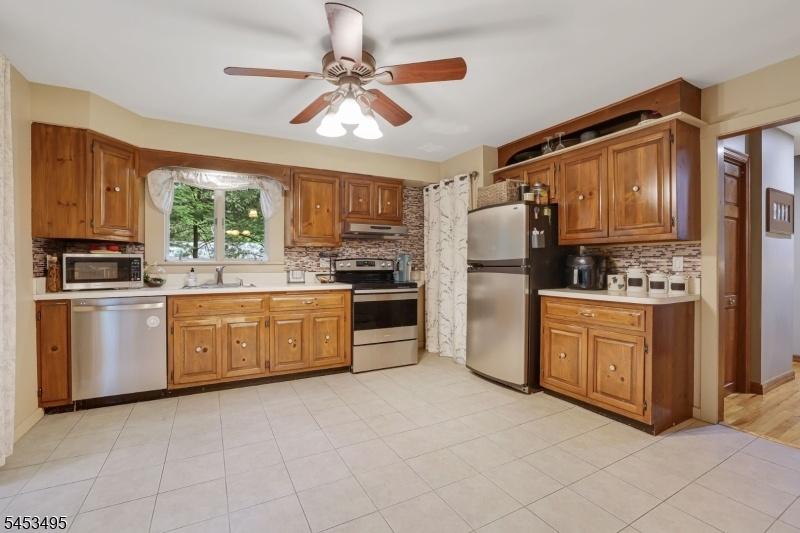 Eat-in Kitchen