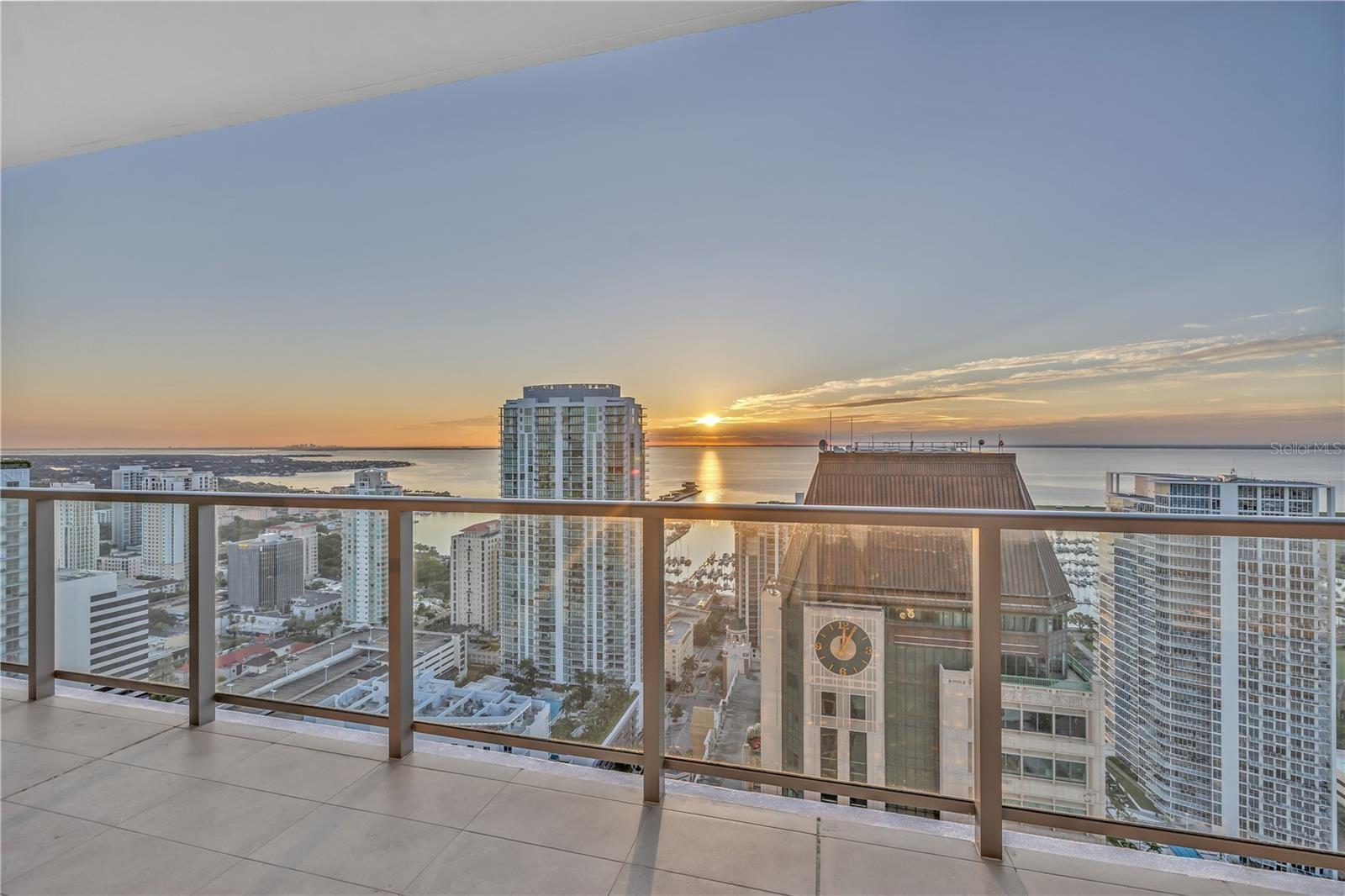 Art House 37th Floor Sunrise - Due East