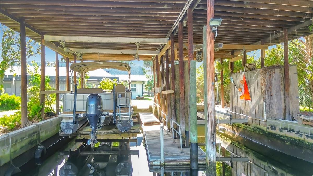 43'x32' covered Boathouse with Lift