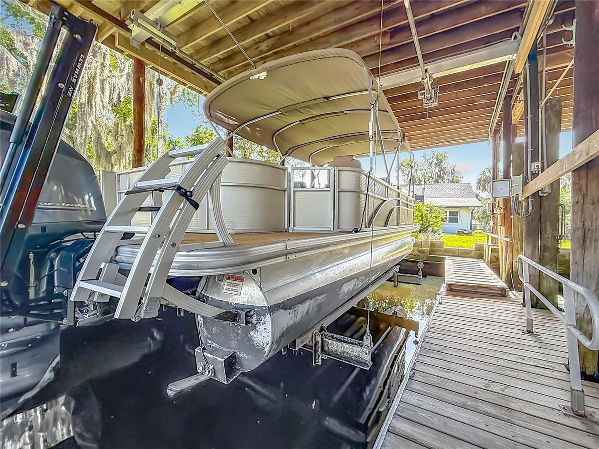 43'x32' covered Boathouse with Lift