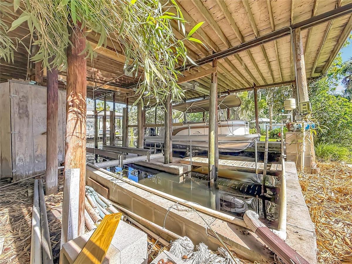 43'x32' covered Boathouse with Lift