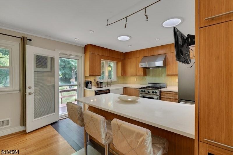 Eating Kitchen