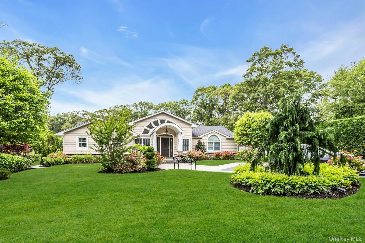 View of front of house featuring a front yard