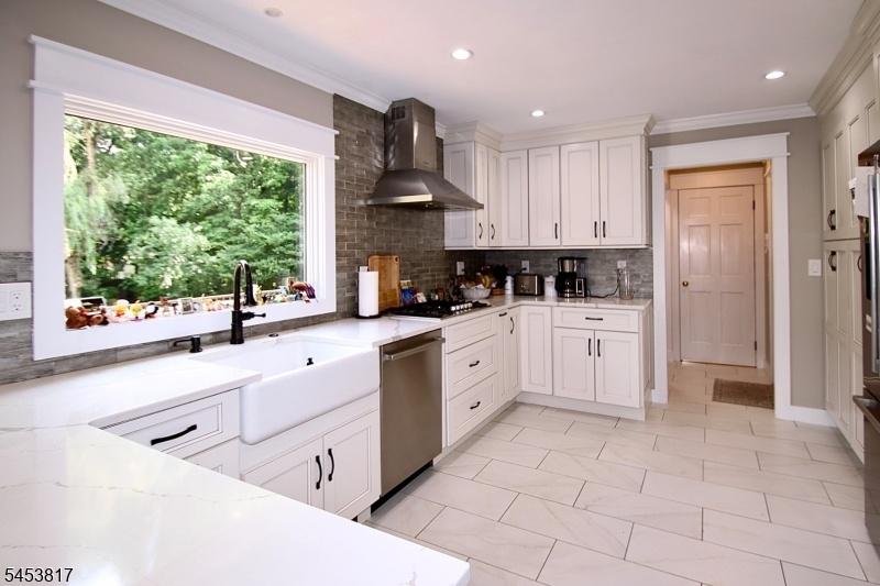Gorgeous newer Kitchen