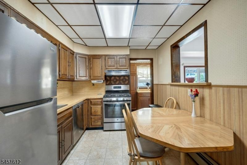 MODERN EAT=IN=KITCHEN