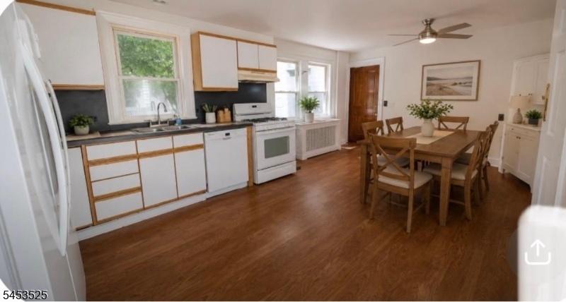 kitchen (staged)