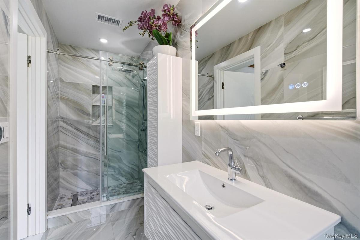 Full bathroom off entry hall