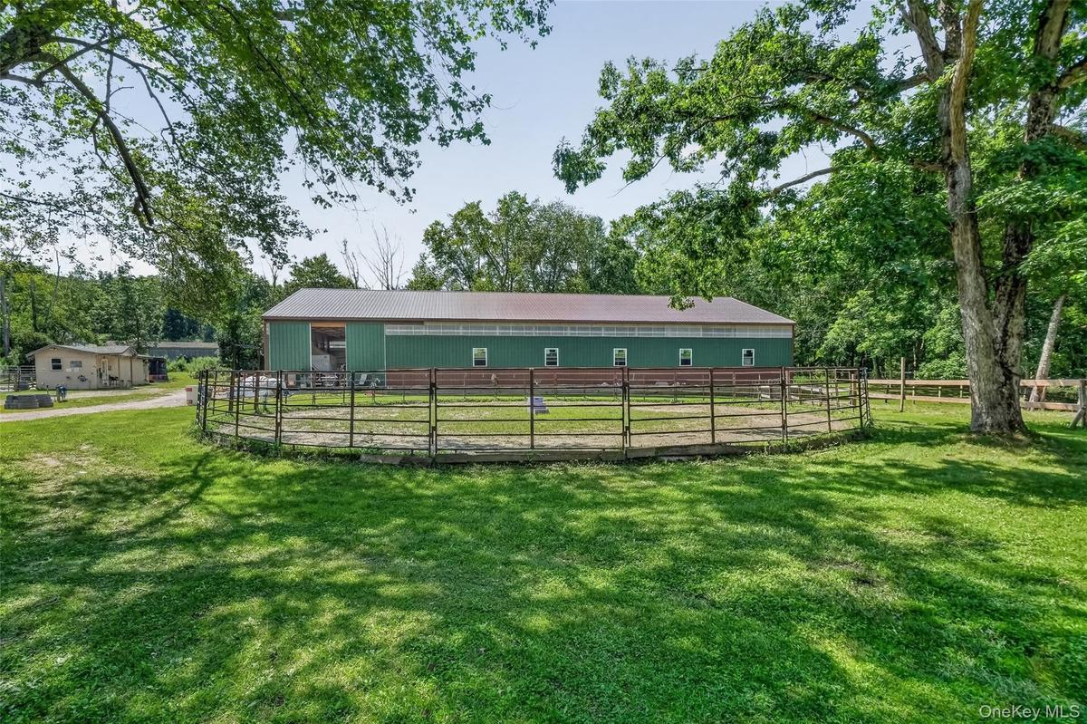 Round Pen and Indoor arena
