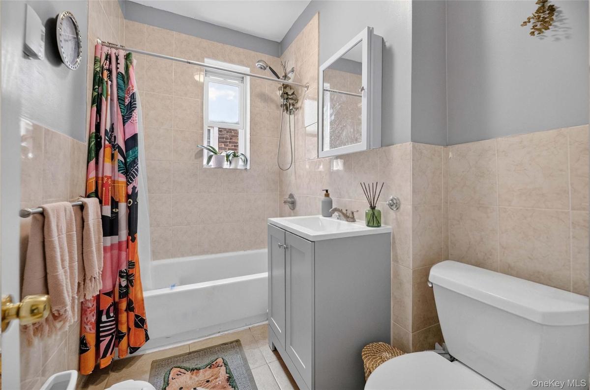Upstairs Unit - Bathroom