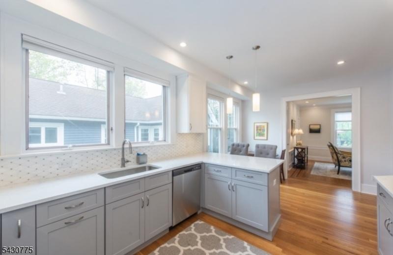 Eat-in Kitchen