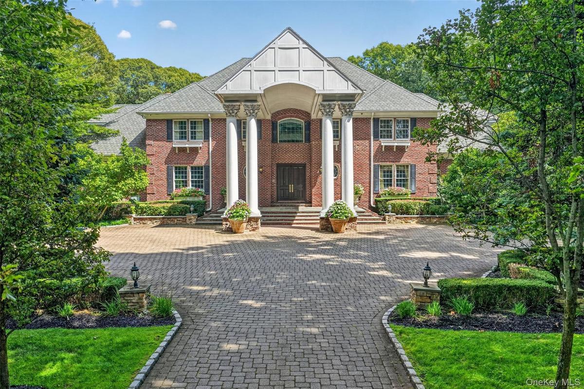 Long driveway in to front courtyard