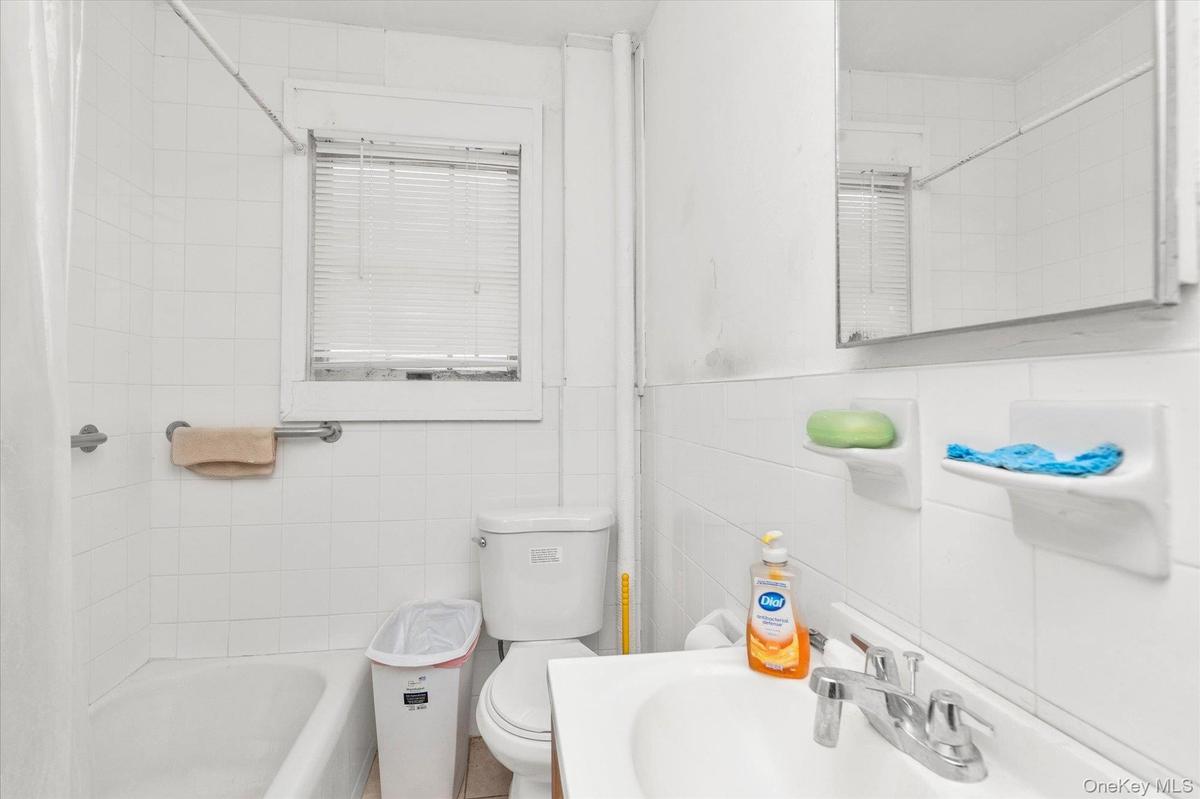 1st FloorTub/Shower
