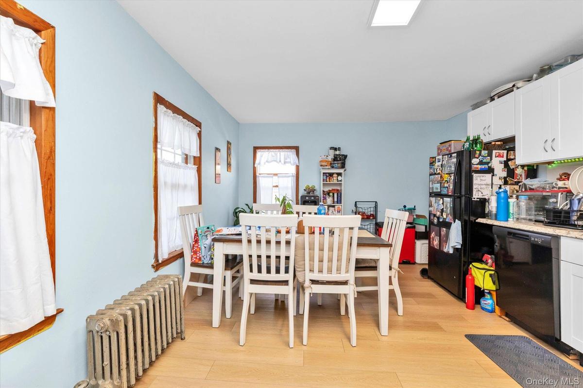 2nd FloorLarge Eat-in-kitchen w/Electric stove, Dishwasher & Refrigerator