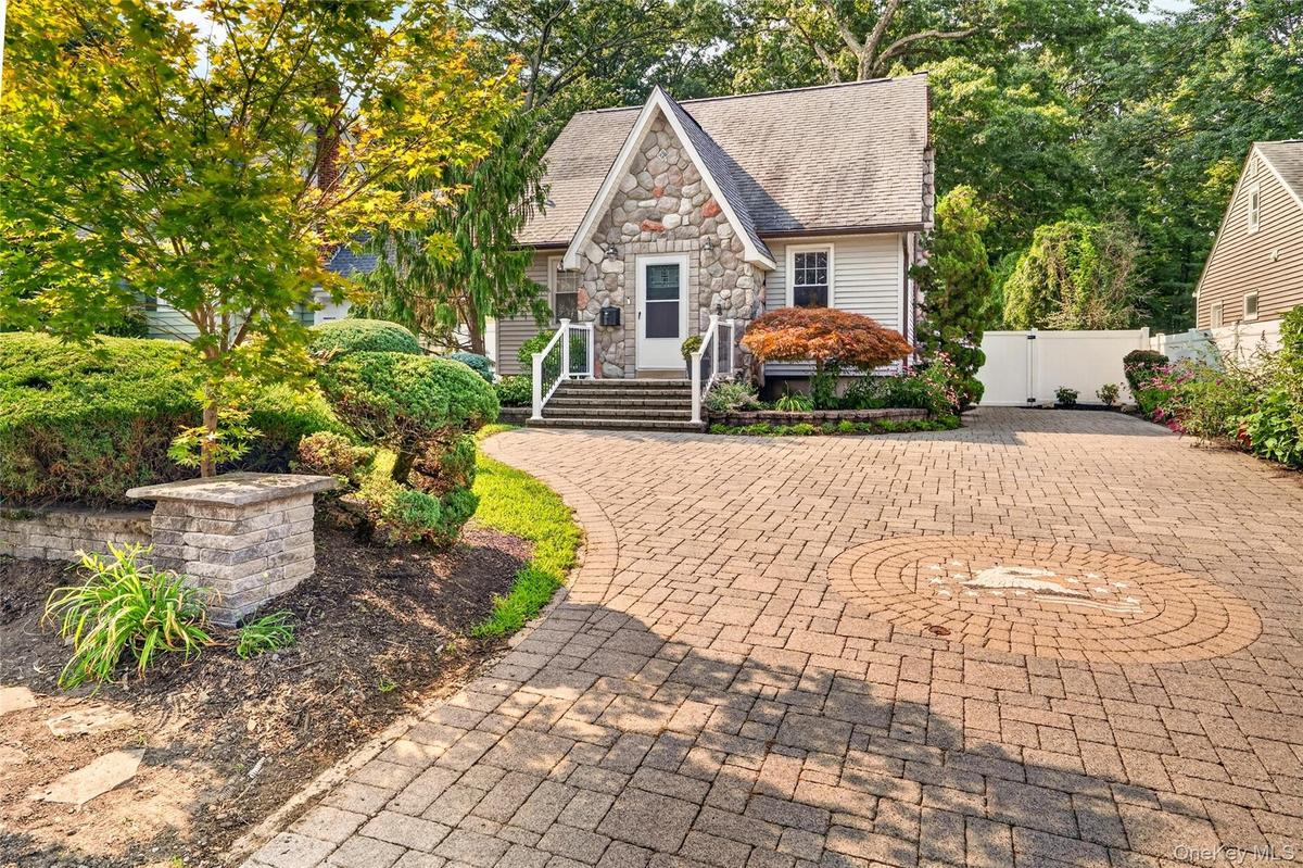 Welcome Home to 15 W Palisades!