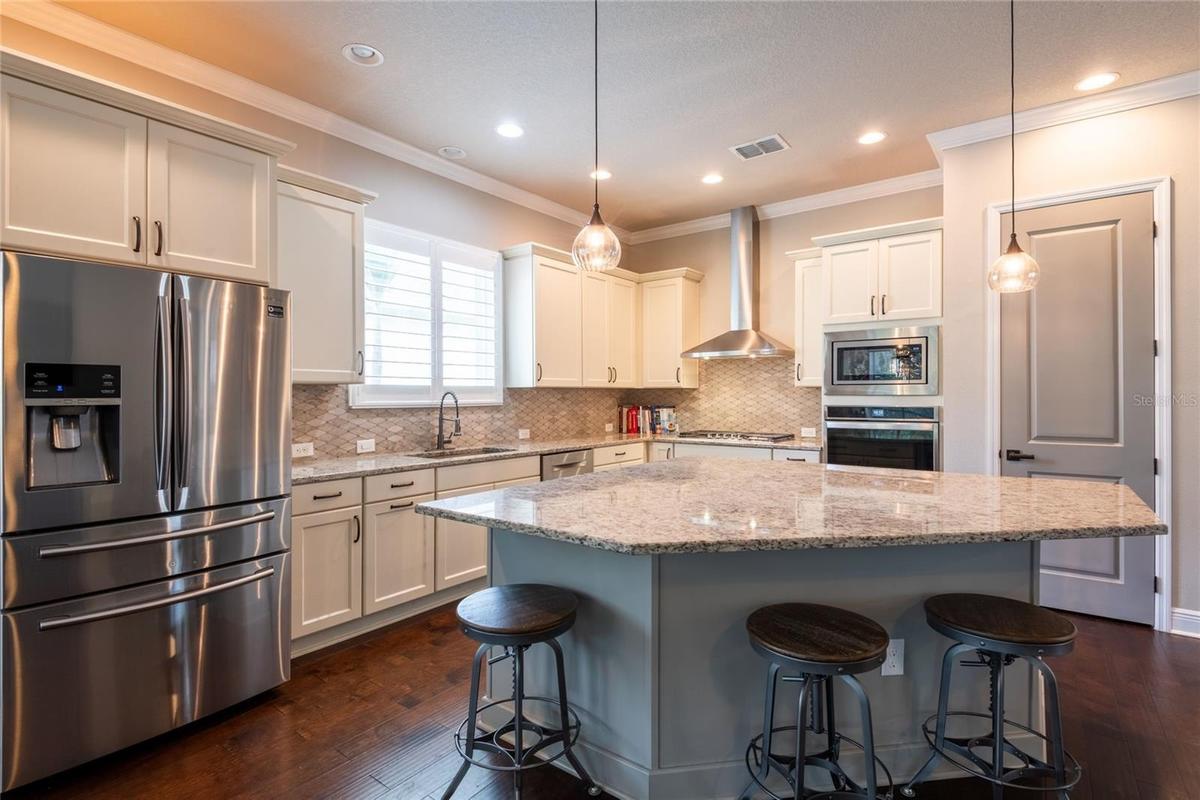 Large island for cooking and entertaining.