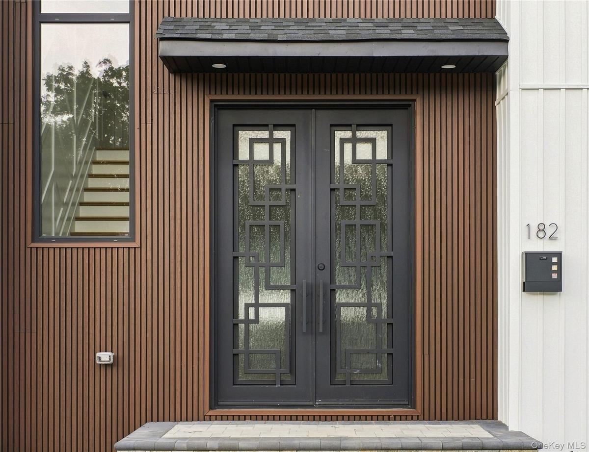 BEAUTIFUL AND WARM FRONT EXTERIOR ENTRYWAY!