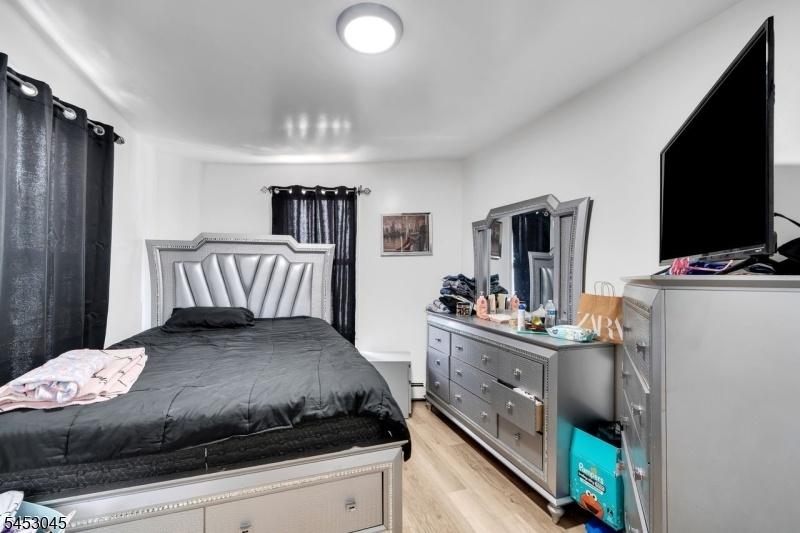 Bedroom 2L