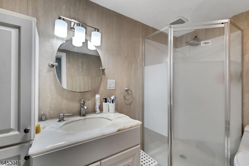 Bathroom 1L