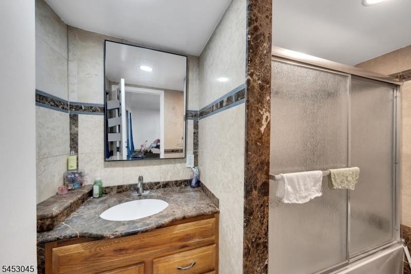 Bathroom 2R