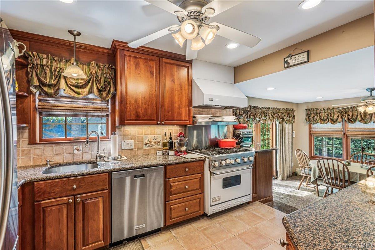 Eat-In Kitchen with Viking Stove