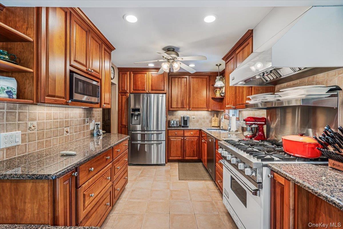 Eat-In Kitchen w/ Stainless Steel Appliances