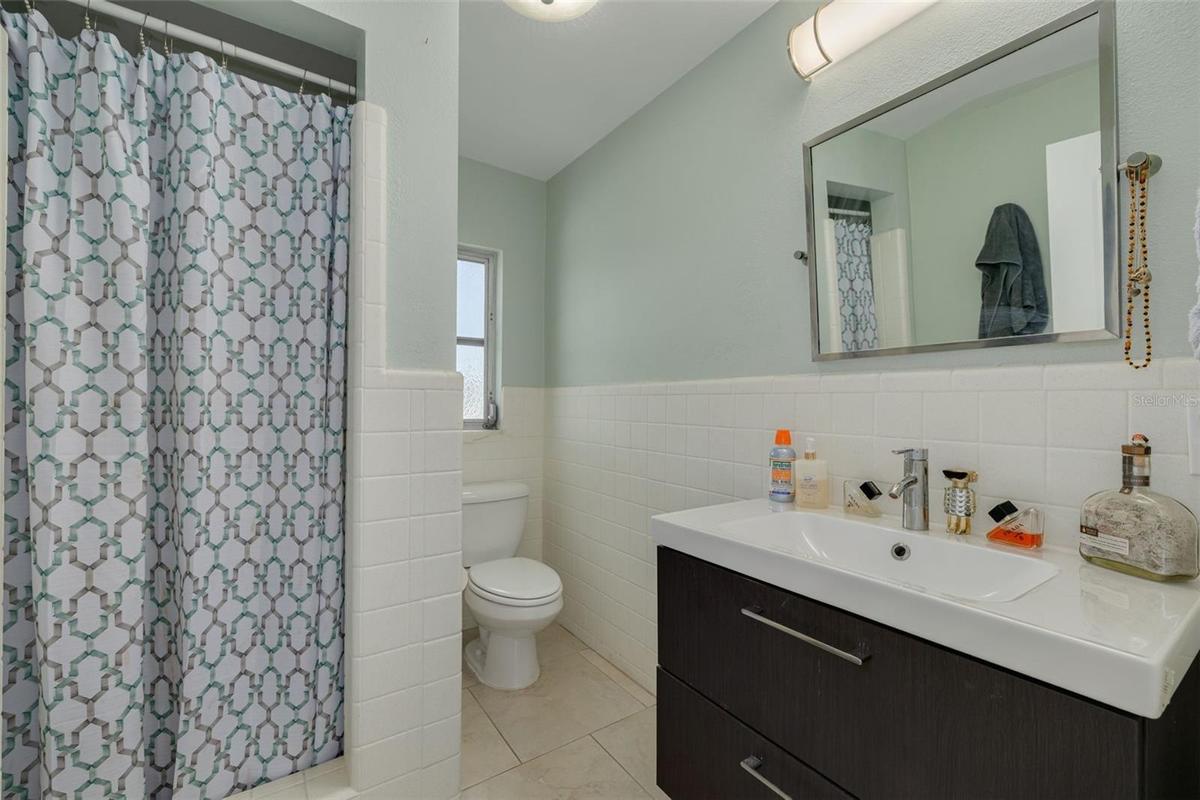 Unit 4 - 2bd 1ba - Upstairs w/balcony