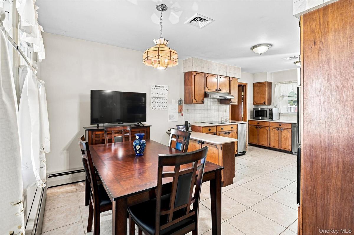 Eat-In-Kitchen