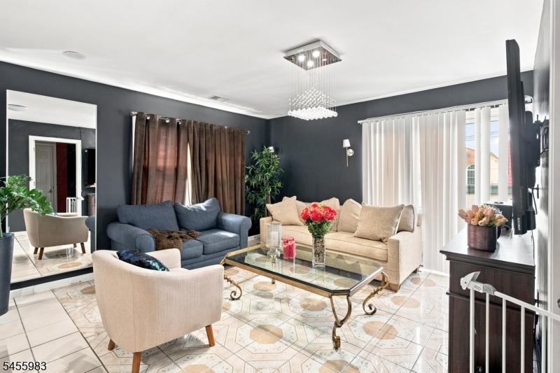 LIVING ROOM AREA