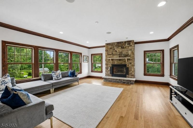 Living Room w/Gas Fp