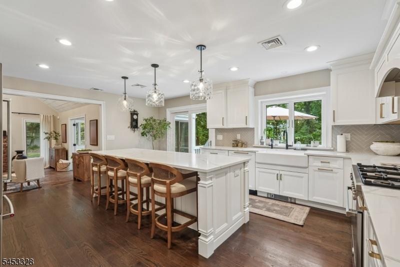 Modern-Eat-in-kitchen