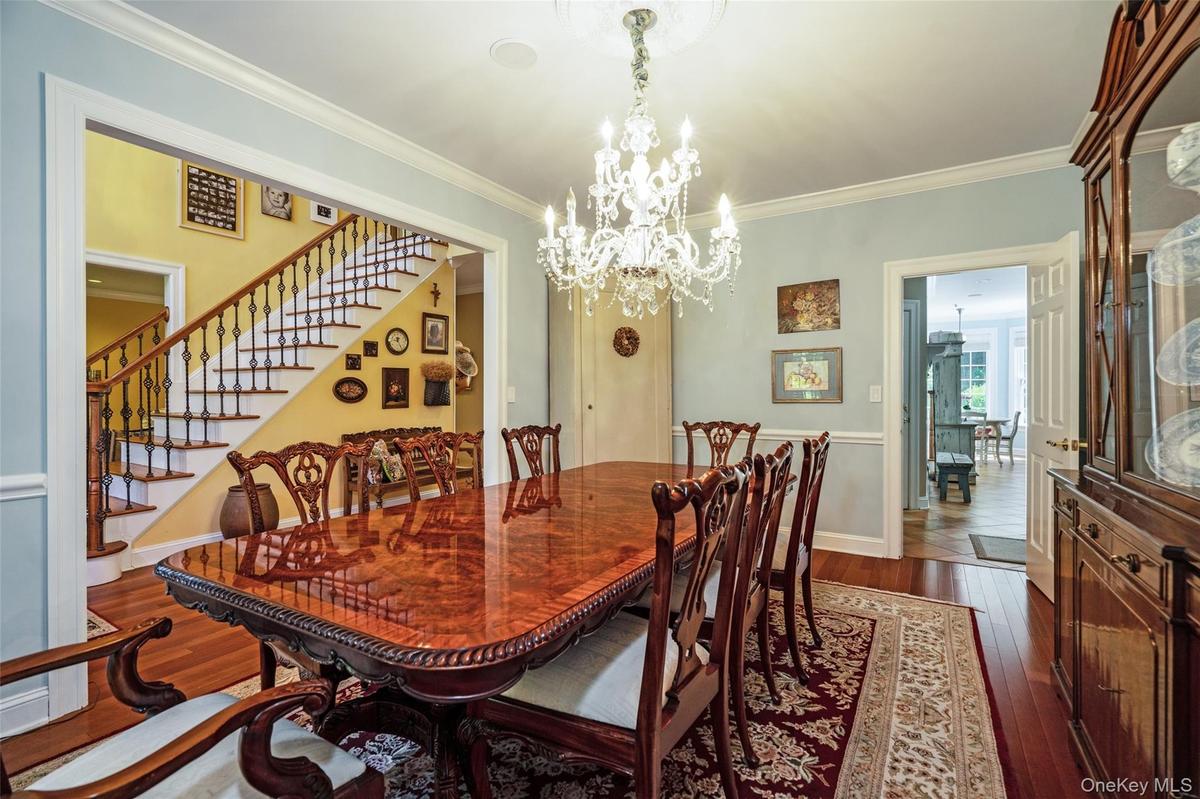 From big holiday dinners to casual weekend hangouts, this dining room is perfectly positioned for entertaining. It flows effortlessly from the kitchen