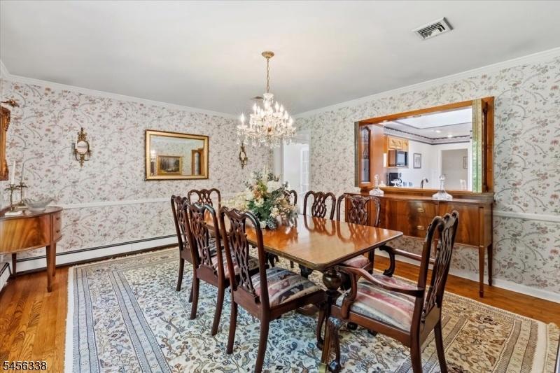 HW floors, nice moldings