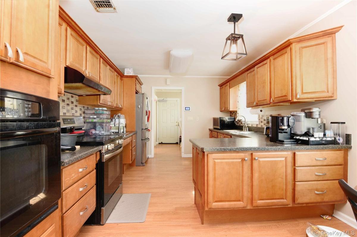 Great kitchen with lots of cabinets and counterspace