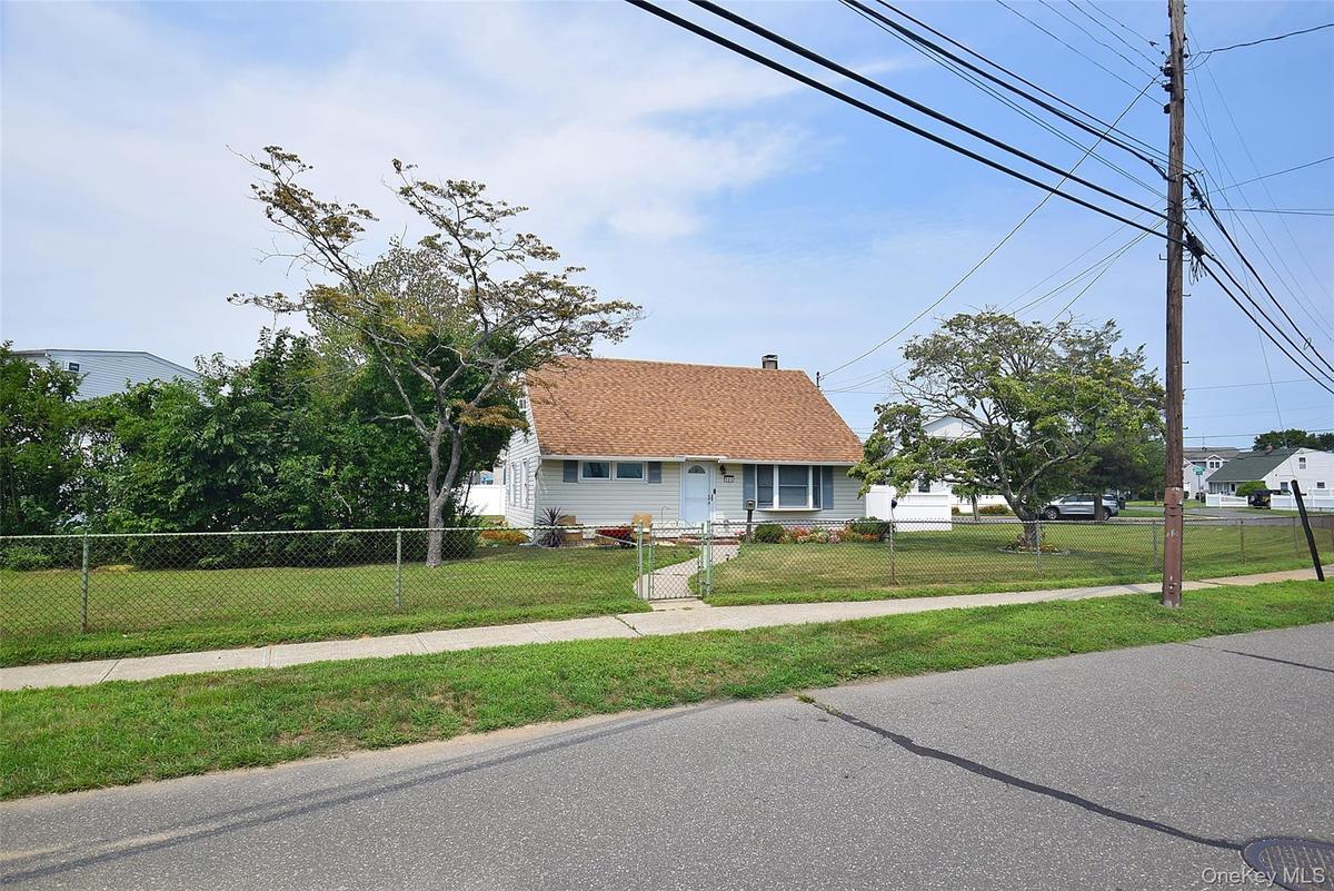 Perfect Home with Sitting Area and Lovely Landscaping in Front!