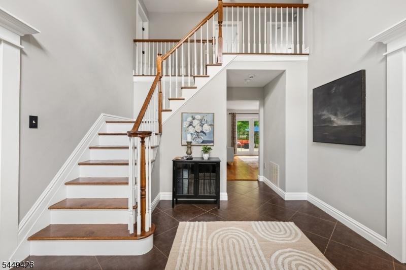 2-STORY FOYER
