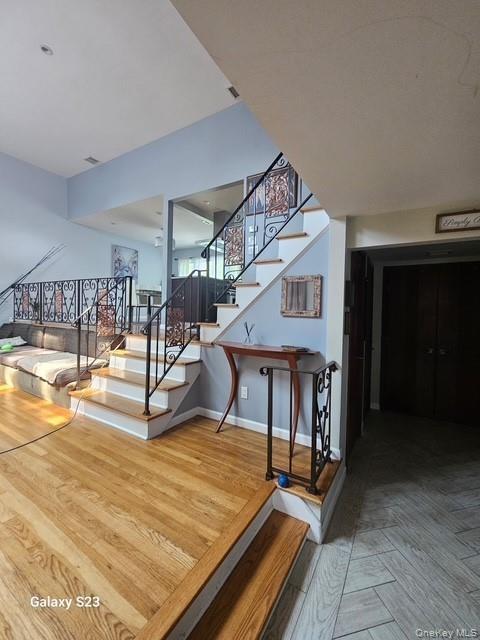Lr on the right w/hardwood floors