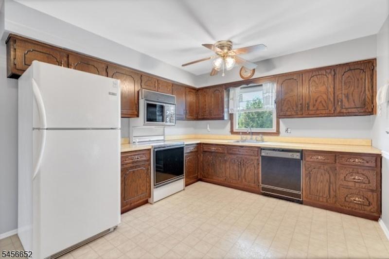 Kitchen-Tons of cabinets