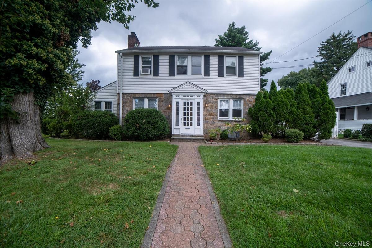 Private access from street to front entrance door.