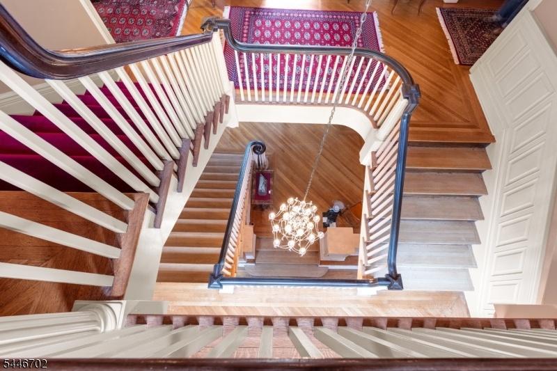 STAIRCASE GALOR